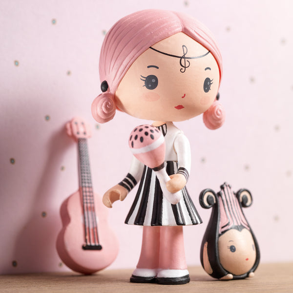 「シドニー&ジック」という商品です。ミュージシャンの女の子シドニーと不思議な仲間ジックの人形セット。TINYLY(ティーニー)のフィギュアシリーズ。